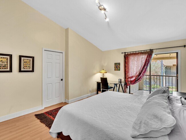 Building Photo - 5680 Coach House Cir