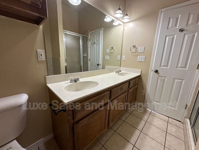 Building Photo - 706 Rockridge Cir