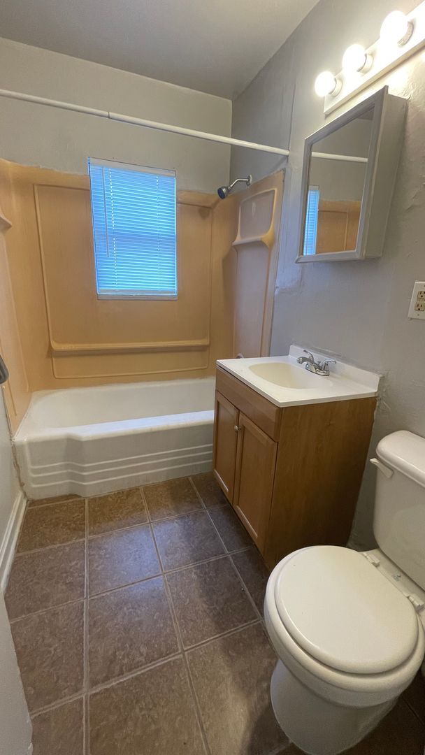 Building Photo - 3 bed 1 bath home with 1 car garage.  Move in Ready!