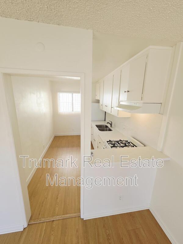 Building Photo - 345 E Tujunga Ave