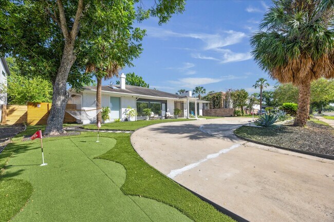 Building Photo - 5010 N Braeswood Blvd