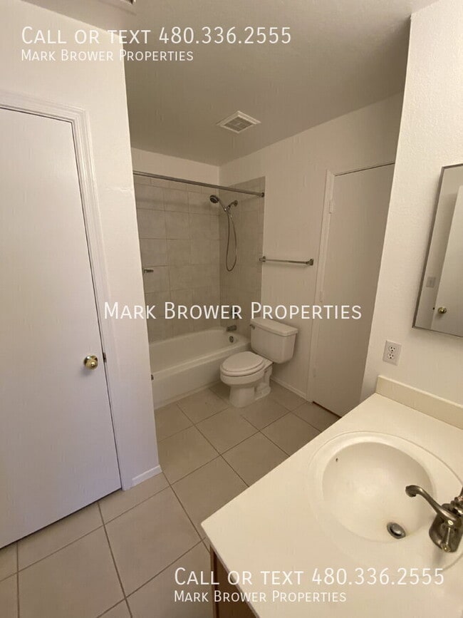 Building Photo - 1120 N Val Vista Dr
