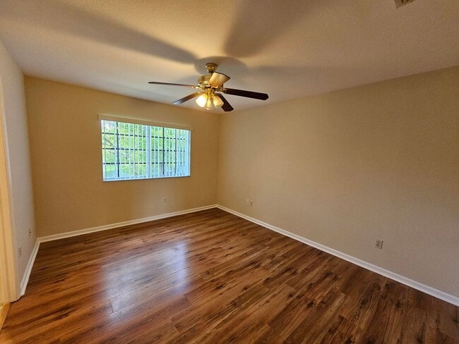 Building Photo - Spacious 3/2.5 Townhome