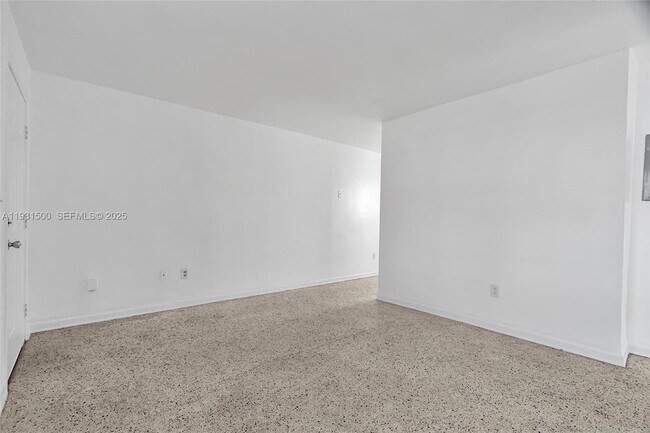 Building Photo - 644 SW 10th St