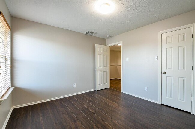 Building Photo - 10502 Scenic Cove Ct