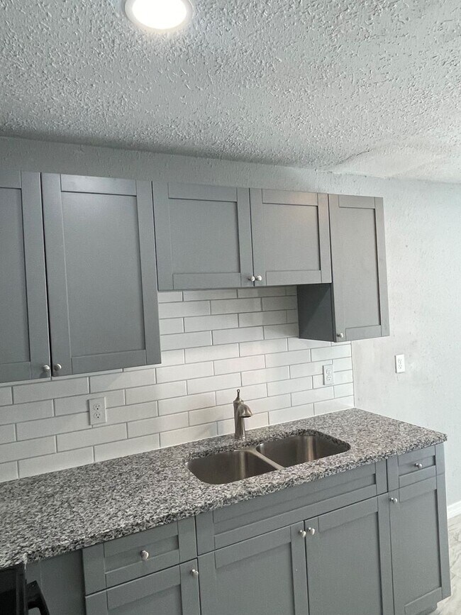 Building Photo - Fabulous 4 Bedroom 2 Bath!