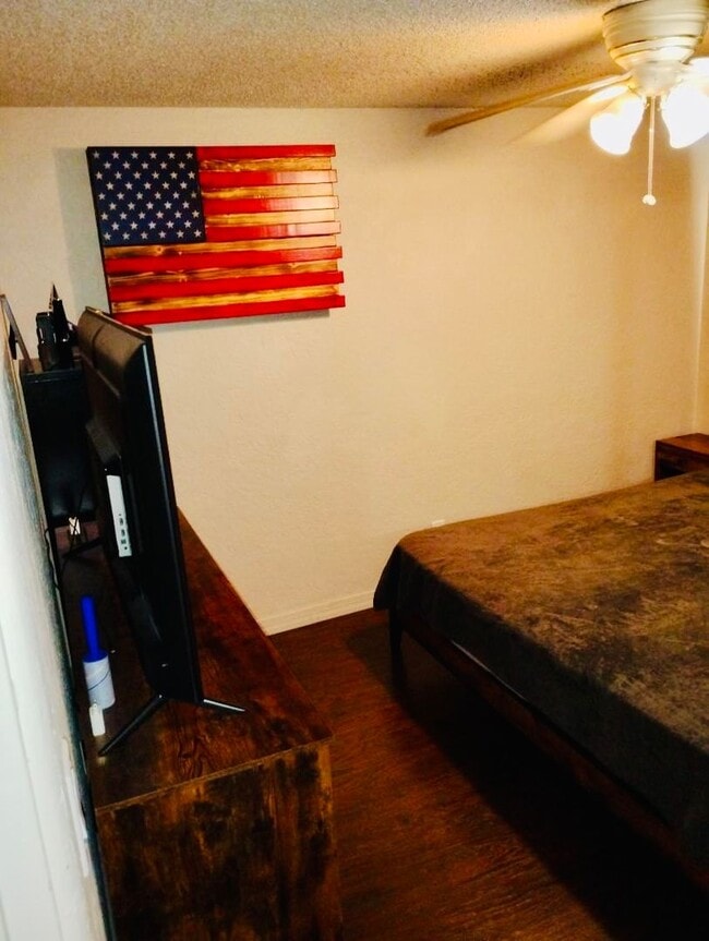 Building Photo - 3 Bed / 1 Bath House with Fenced Yard