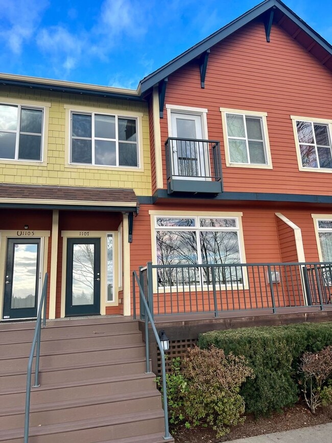 Primary Photo - Townhome in Bremerton with beautiful view.