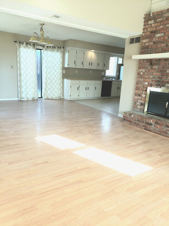 Building Photo - 8 NE 62nd Pl