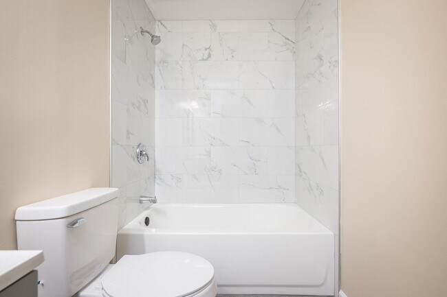 Building Photo - Beautifully renovated 4 BR/ 2 BA