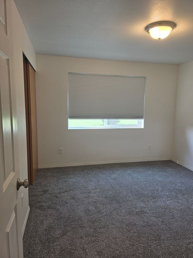 Building Photo - 2 bed 1 bath duplex in the country with park like setting close to town