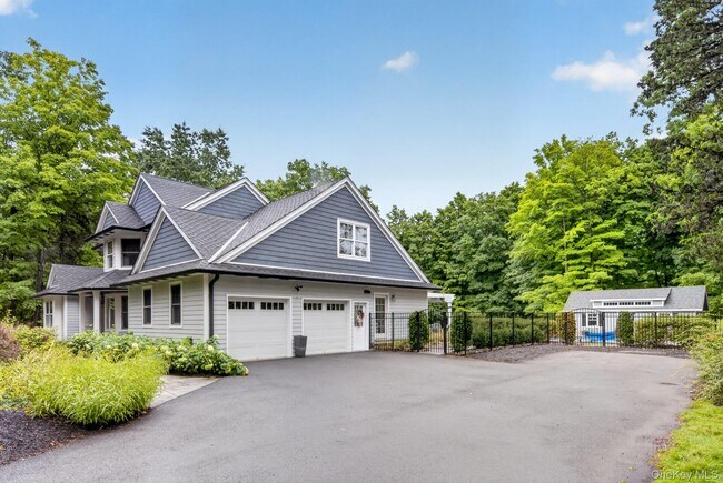 Building Photo - 11 Sky View Ct