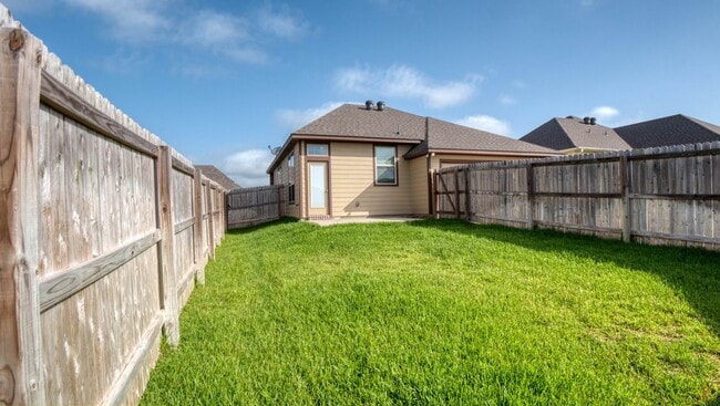 Building Photo - Spacious Single-Family Home Available Now!