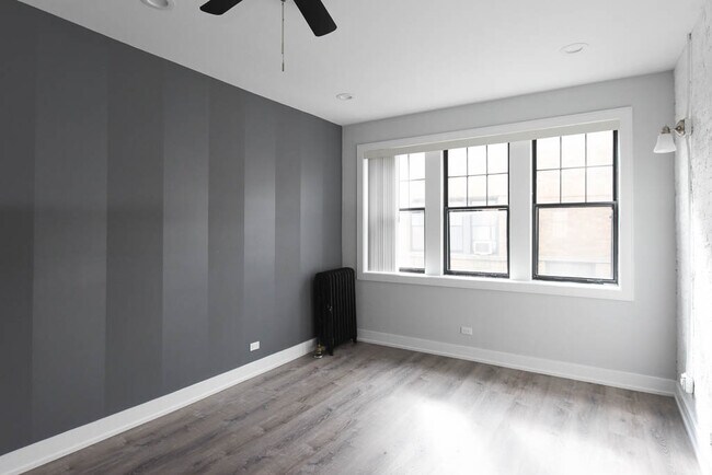 Building Photo - 7624 N Eastlake Terrace