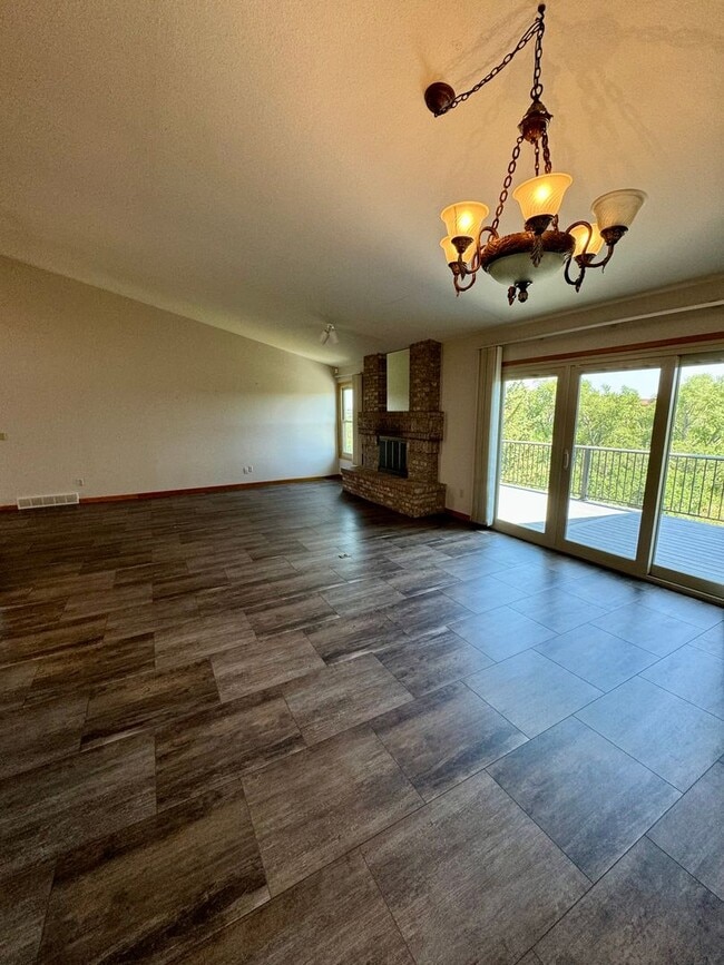 Building Photo - Well Maintained 3 bedroom end unit Townhom...