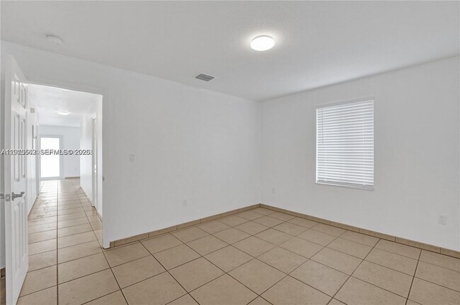 Building Photo - 2747 SW 17th St