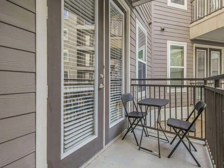 Building Photo - 1915 Canterbury St