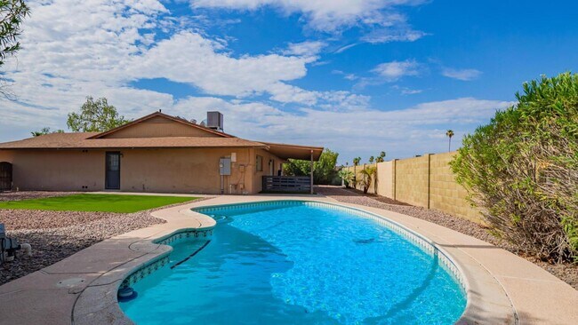 Building Photo - 3929 S Pine St