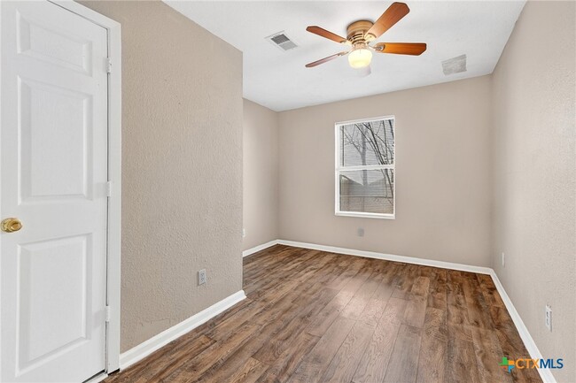 Building Photo - 905 Parmer Ave