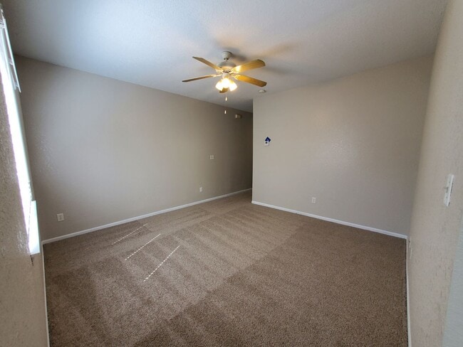 Building Photo - 3 bedroom, 2.5 bath 2 car garage Townhouse