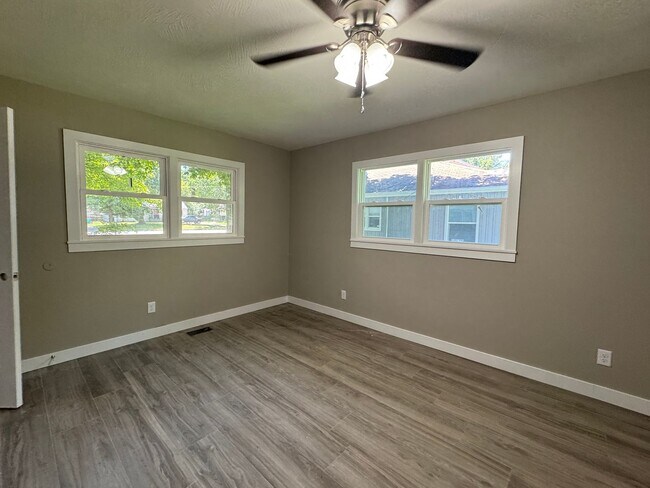 Building Photo - Charming 5 Bedroom off of South National Ave