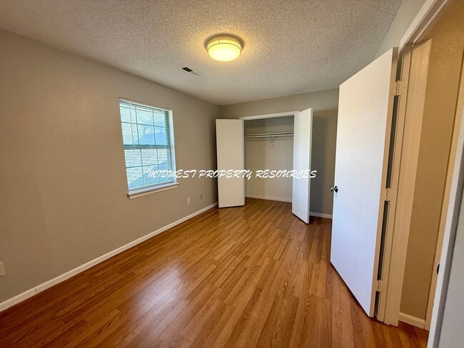 Building Photo - Beautiful 2 Bedroom Townhome with Updated ...
