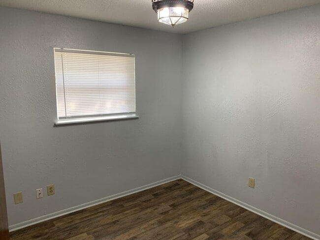 Building Photo - 1300 E Madison St