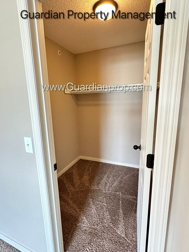 Building Photo - Champlin Town Home, 2 Car Garage, Balcony,...