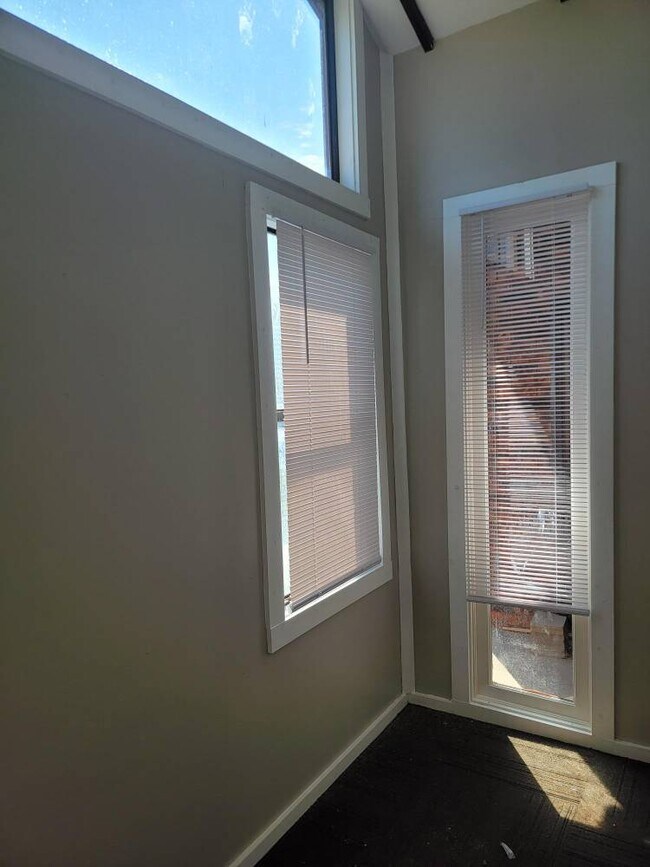Building Photo - 136 N Greenleaf Dr