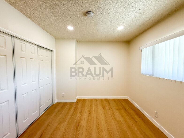 Building Photo - 13129 Oxnard St
