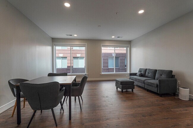 Building Photo - 635 Slaters Ln