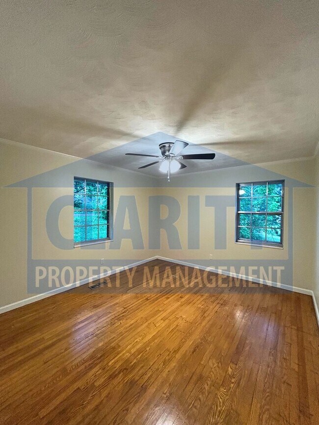 Building Photo - Three bedroom home w/ lots of storage!