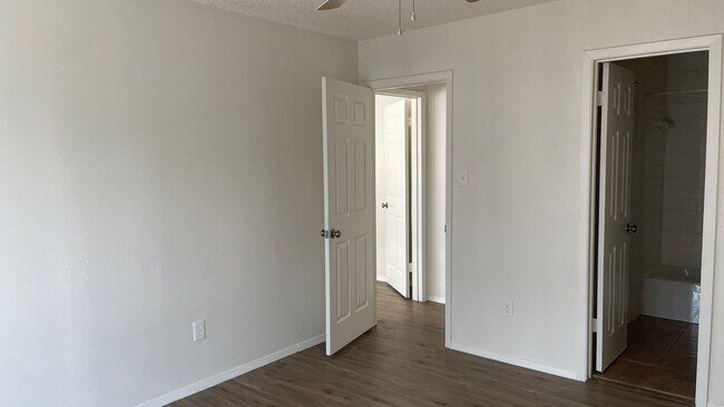 Building Photo - 2 Bed/ 1 Bath With Easy Access to 183/290 ...