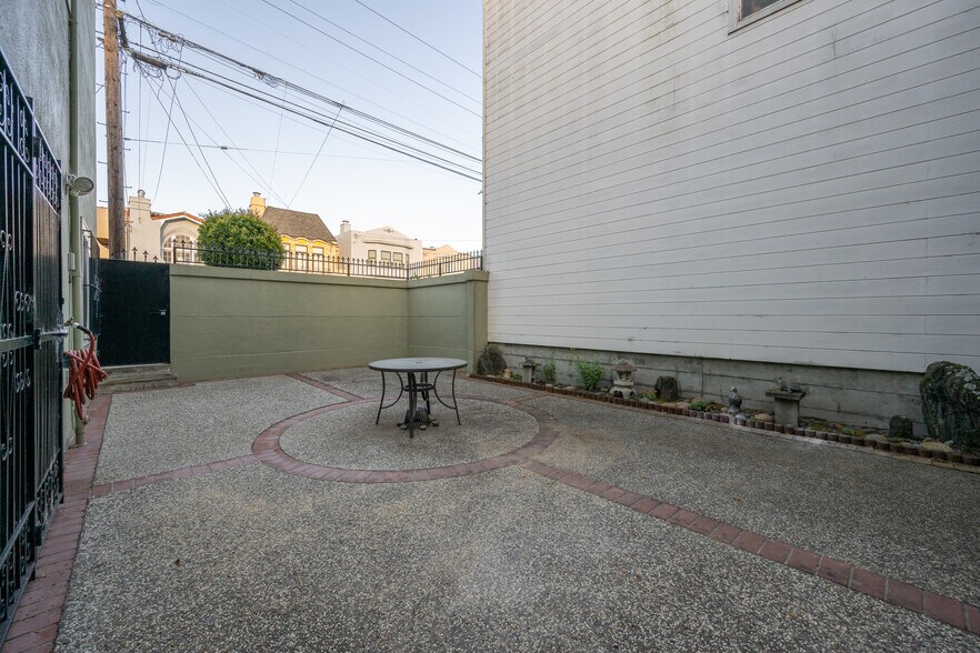 Building Photo - 1701 Judah St