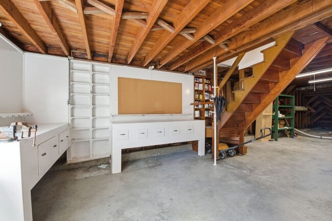 Building Photo - 347 Staples Ave