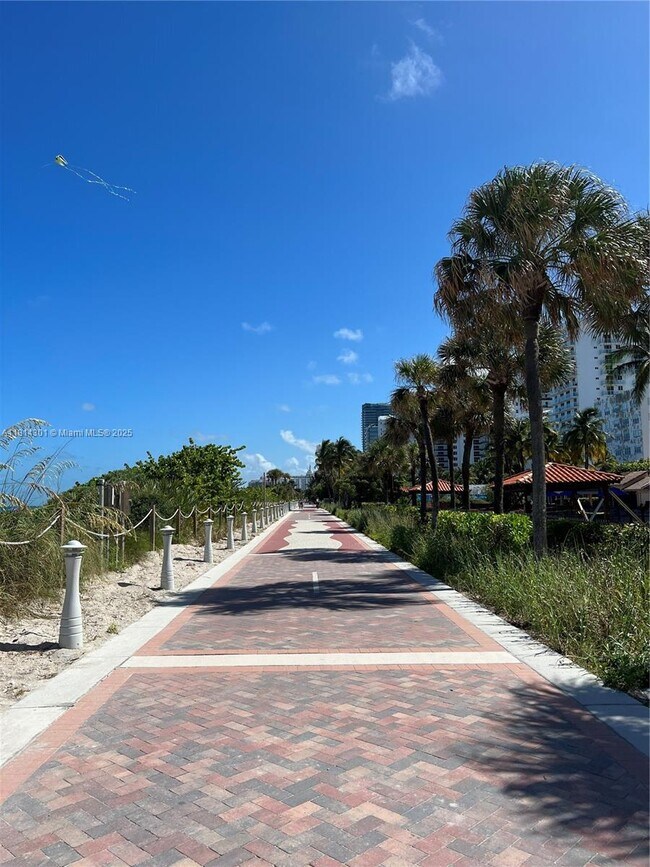 Building Photo - 2555 Collins Ave