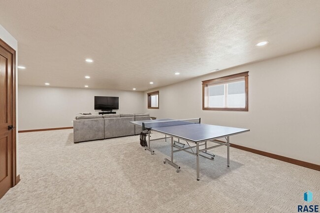 Building Photo - 2701 W Oak Hill Dr