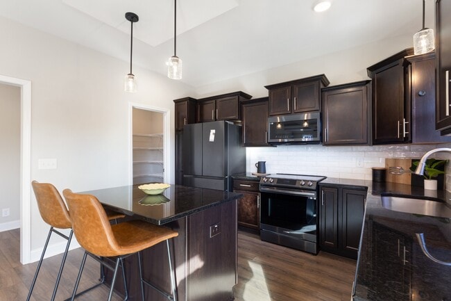 Building Photo - 2433 Bucklin Dr