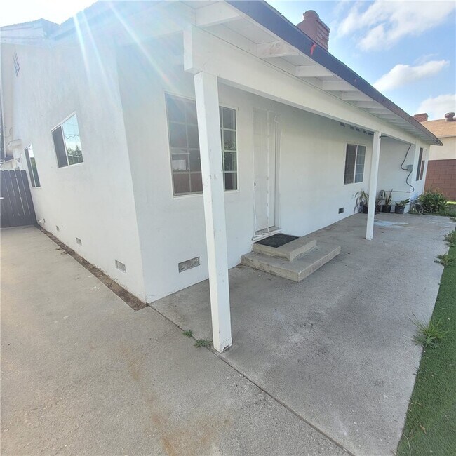 Building Photo - 5651 Radford Ave