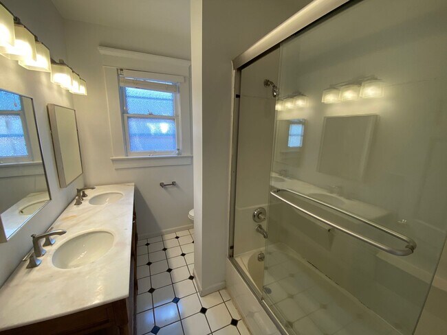 Building Photo - 28 E Northwood Ave