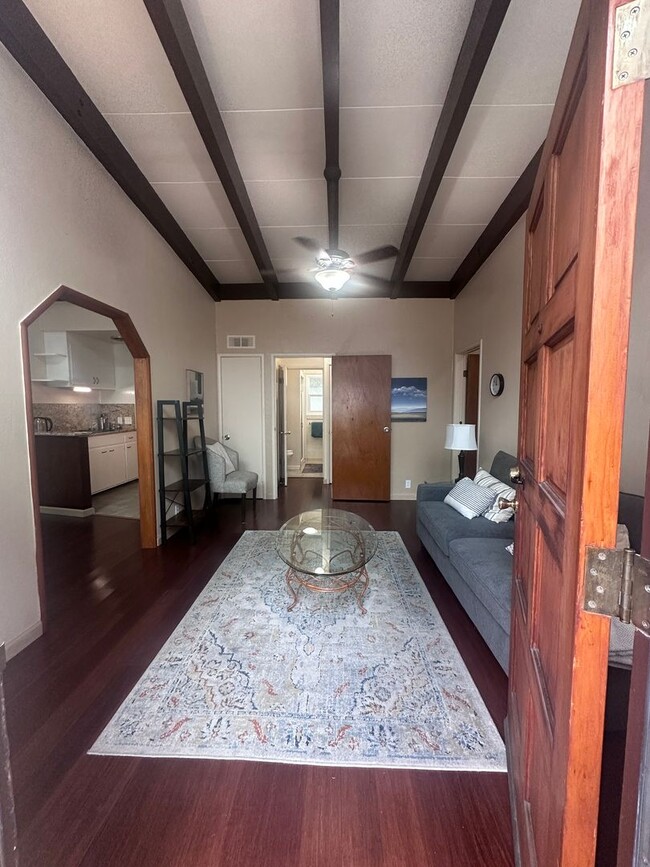 Building Photo - Beautifully Furnished 2 Bedroom Cottage wi...