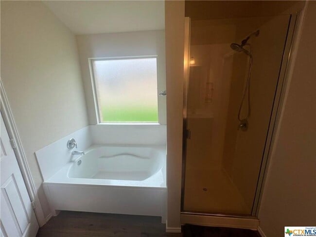 Building Photo - Lovely 3 bed 2 bath coming soon!