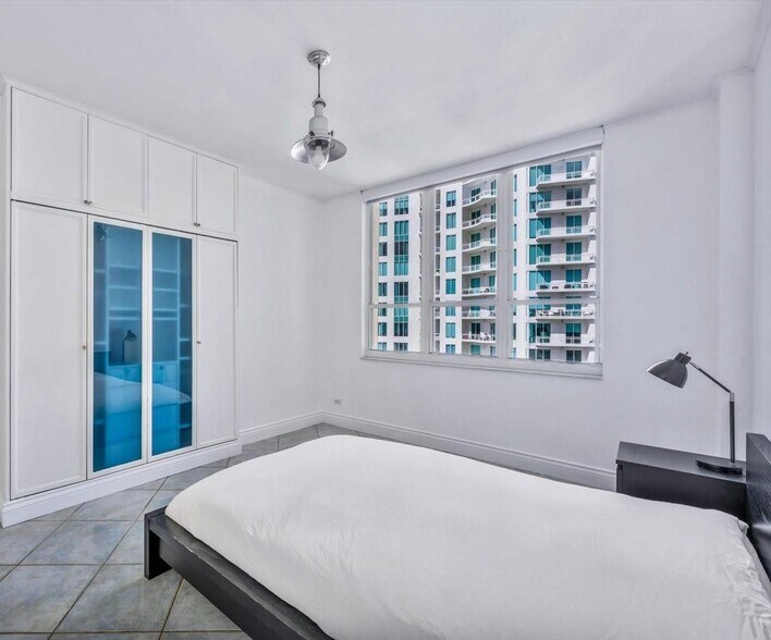 Building Photo - 888 Brickell Key Dr
