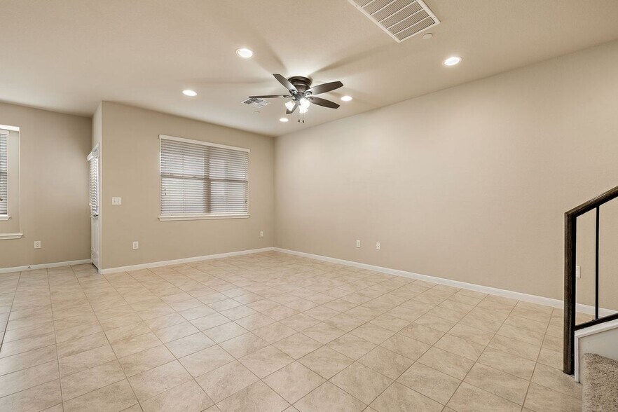 Building Photo - 2880 Donnell Dr