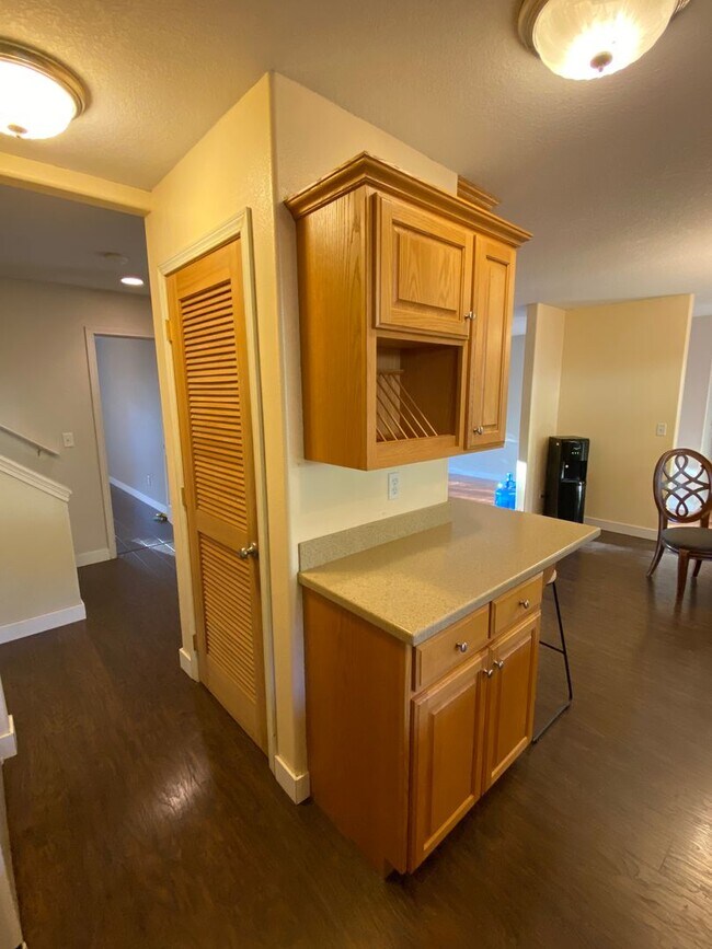 Building Photo - Custom Home With Shop!