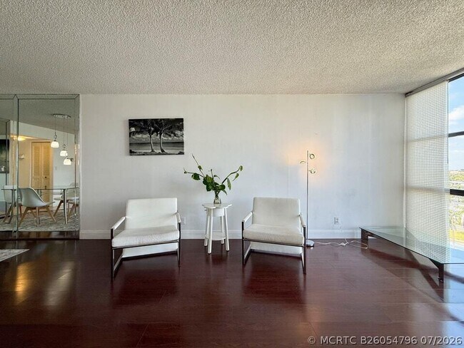 Building Photo - 800 Parkview Dr