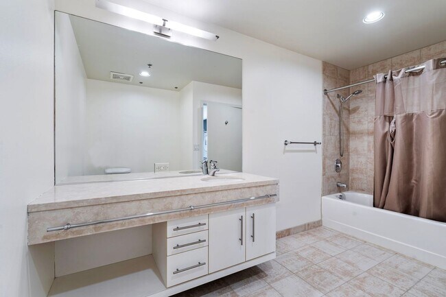 Building Photo - Park Place - 1 bed/1.5 bath/bonus room - P...