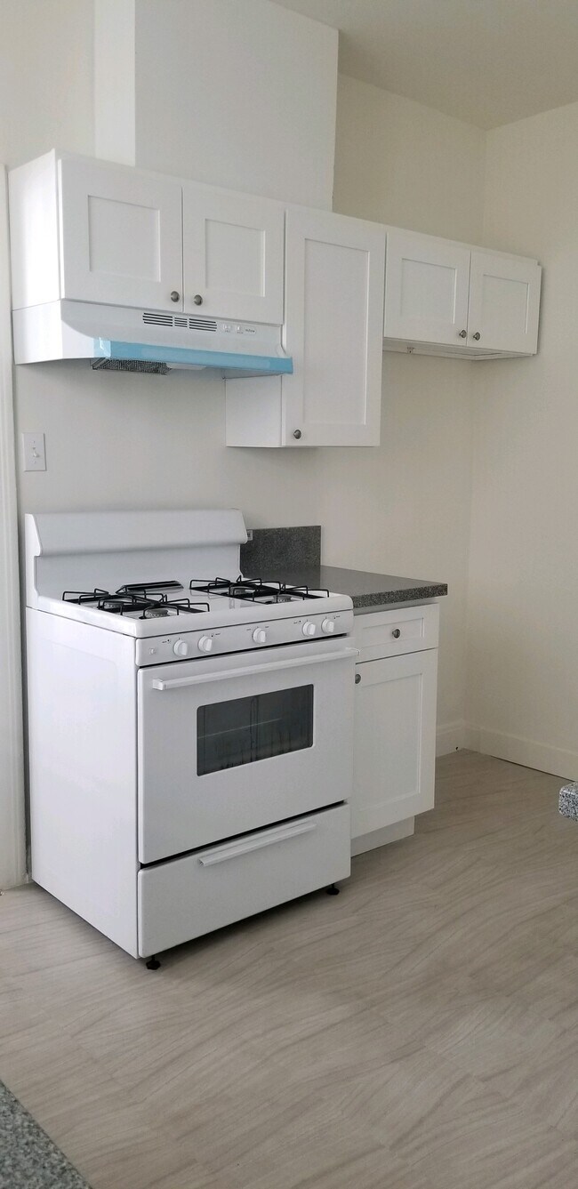 Kitchen - 1955 N Vermont Ave