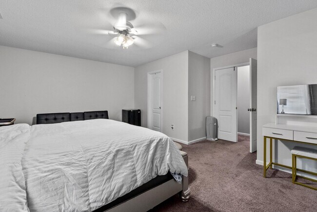 Building Photo - Luxurious 5-Bed, 2.5-Bath Home with Solar Panels in Newport News