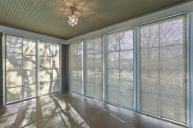 Building Photo - 7115 La Vista Dr